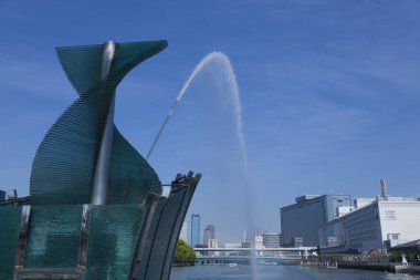 Şehir parkındaki çeşme manzarası 