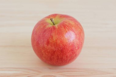 Beyaz arka planda taze kırmızı olgun elma