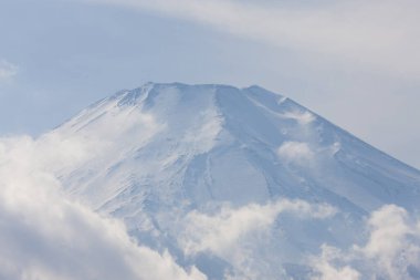 Güzel kar tepeli Fuji dağı kışın