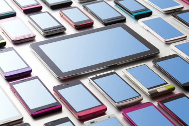 Gri arkaplanda farklı modern akıllı telefonların ve dijital tabletin yakın plan görüntüsü.                  