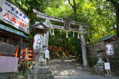 Güzel antik Japon tapınağı kapısının manzaralı görüntüsü.