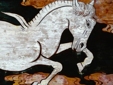 Koyu arkaplanda koşan beyaz at