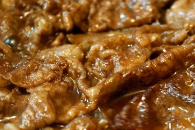 Baharatlı çiğ et, yakın plan.