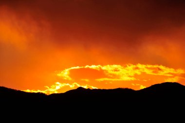 Dağlarda renkli bir gün doğumu