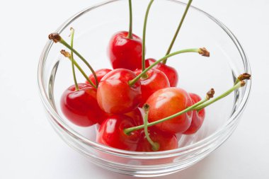 Kasedeki taze kırmızı kiraz manzarasını kapat.