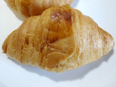 Tabakta taze kruvasan var. kahvaltı kavramı.       