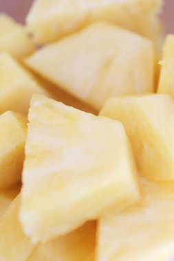 Açık arkaplanda taze ananas dilimlerini kapat.    