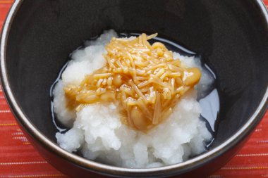 Enoki mantarlı pilav üzerine pirinç, Asya mutfağı. 