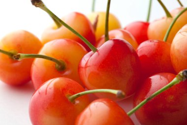 Beyaz arkaplanda taze kirazların görüntüsünü kapat