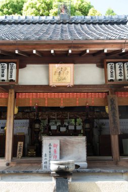 Güzel antik Japon tapınağının manzaralı görüntüsü.