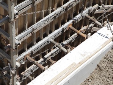 İnşaat sırasında beton yapı destek duvarı