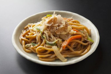 Etli, sebzeli ve soslu kızarmış erişte. Asya mutfağı