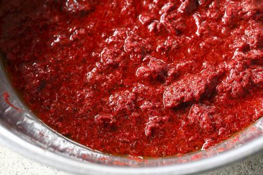 Ev yapımı kırmızı domates sosu. seçici odak