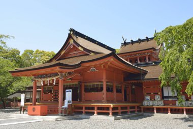 Kırmızı ahşap desenli güzel antik Japon tapınağı manzarası.