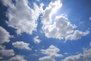 Güzel mavi gökyüzü ve beyaz bulutlar doğa arkaplanı       