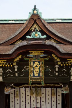 Karmaşık oymalar ve dekorasyonlar içeren süslü ahşap mimari