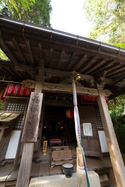 Güzel antik Japon tapınağının manzaralı görüntüsü.