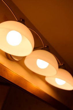 Tavanda ampuller, iç tasarım..