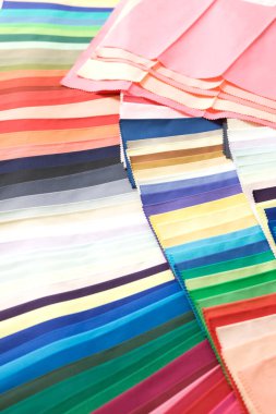 arkaplandaki bir mağazada renk kumaşı örnekleri, kapat