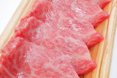 Dilimlenmiş çiğ et beyaz arka planda izole edilmiş..     