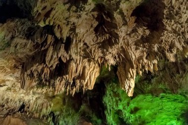 Şaşırtıcı mağara ve doğal oluşumlar sakin manzarayla çerçevelenmiştir.