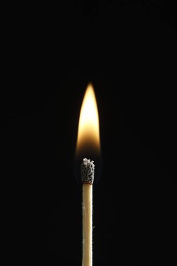 Siyah arkaplanda alev alev yanan kibrit