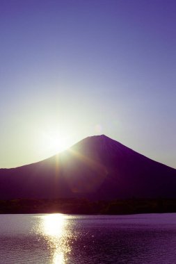 Gün batımı manzaralı göllü dağlarda