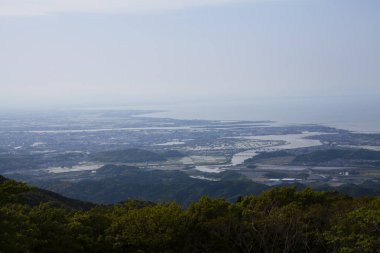 Günbatımı deniz Sahili üzerinde 