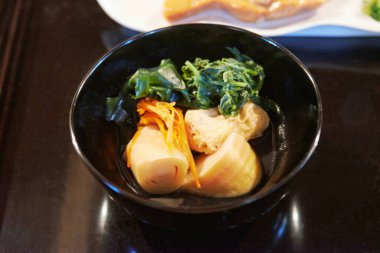 Kızarmış balığın yemek fotoğrafı, yakın çekim görüntüsü.