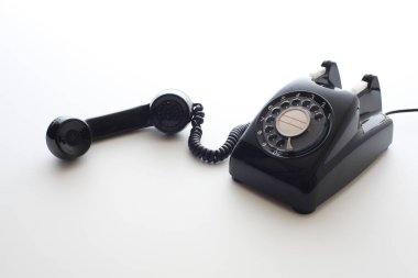Beyaz arkaplanda retro telefon alıcısı         