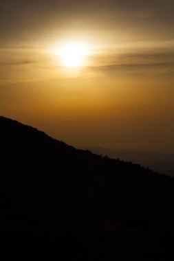 Gün batımında dağ manzarası 