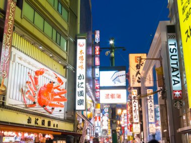 Tokyo caddesi yayalar ve yüksek binalarla dolu.