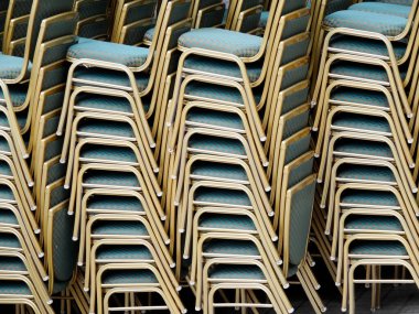 Kamu etkinliği için istiflenmiş boş rahat sandalyeler