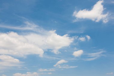 Mavi gökyüzünde beyaz bulutlar, doğa arka planı   