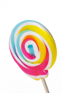 Beyaz arkaplanda renkli lolipopun yakın plan görüntüsü      