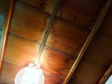 Beyaz lambalı ahşap tavan 