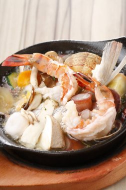 Arka planda tabakta lezzetli deniz ürünleri, yakın plan.