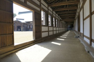 Çok güzel antik Japon tapınağının manzaralı bir görüntüsü.