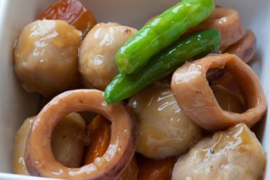 Sarımsaklı kızarmış kalamar.