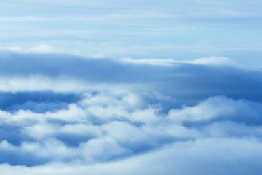 Gökyüzünde güzel bulutlar. Bulutlu manzara arkaplanı