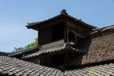 Güzel antik Japon tapınağının manzaralı görüntüsü.