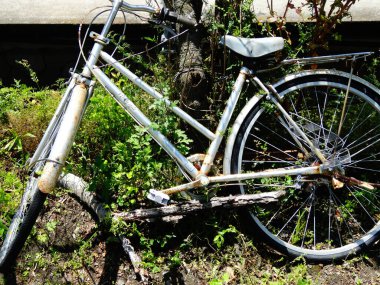 Duvarın yanına park edilmiş eski bir bisiklet.. 