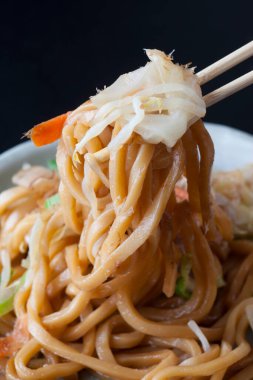 et ve sebzeli erişte.