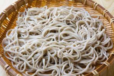 Japon yemeği, pirinç eriştesi.