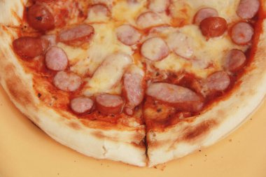 Sosisli ve peynirli lezzetli pizza.  