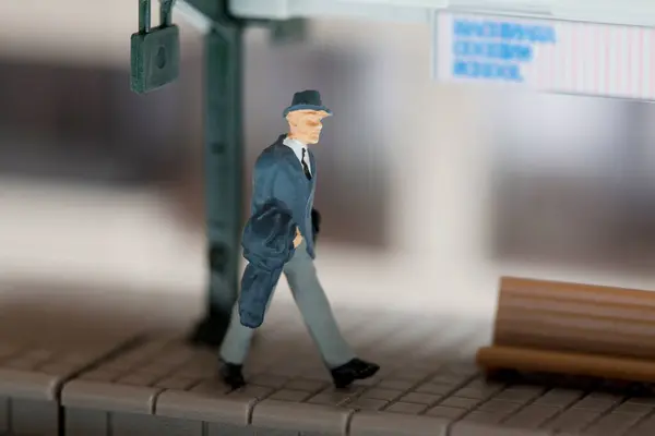 Figura Miniatura Del Hombre Caminando Estación Tren — Foto de Stock