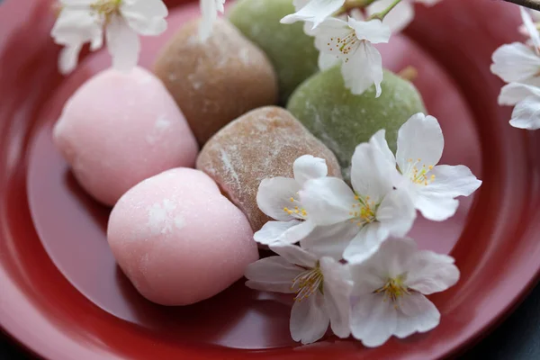 Zbliżenie Widok Kwiat Wiśni Japońskie Tradycyjne Słodycze Deser Mochi — Zdjęcie stockowe