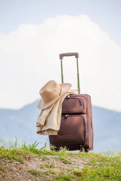 Koffer Mit Gepäck Unterwegs — Stockfoto