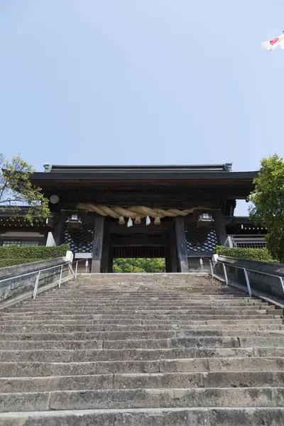 Tiro Cênico Belo Portão Antigo Santuário Japonês Sobre Escada — Fotografia de Stock