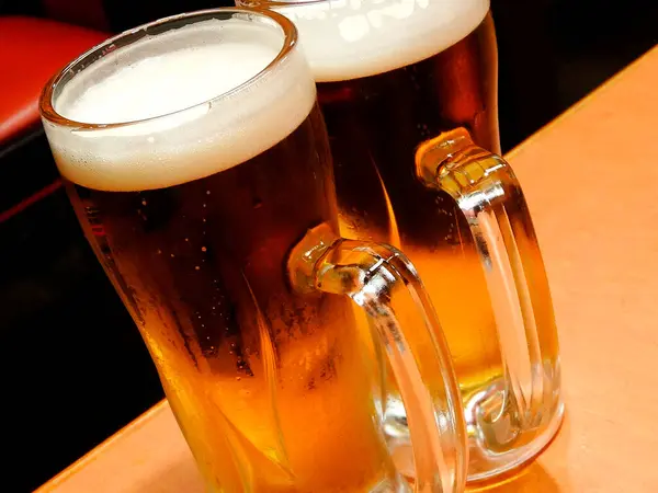 Copos Cerveja Leve Com Espuma Mesa — Fotografia de Stock